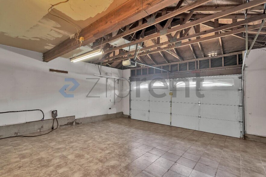 Building Photo - Unit