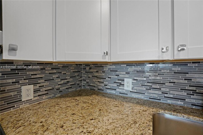 Building Photo - 380 SE 12th Ave