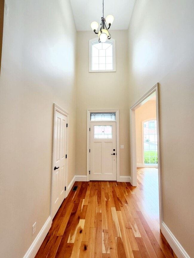 Building Photo - 5 bed/3.5 bath home on Lakeview Golf Resor...