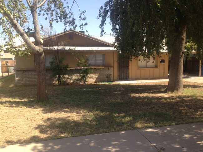 Building Photo - 1018 W 12th Pl