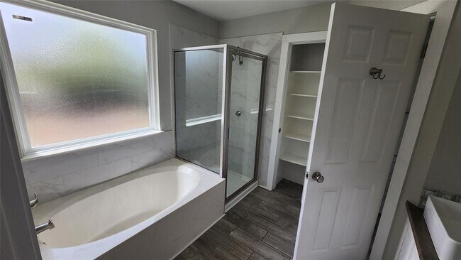 Building Photo - 8404 Tetbury Cove
