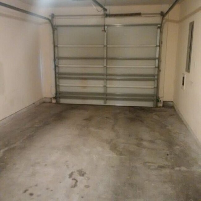 Building Photo - Cute townhome with 3 bd / 2.5 Bath
