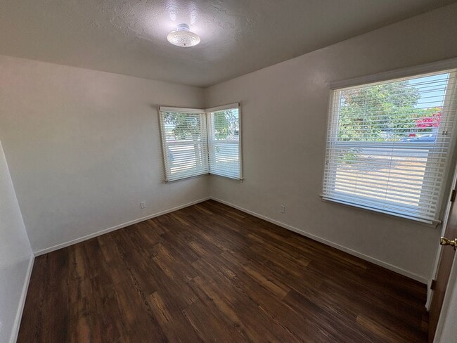 Building Photo - NW Visalia corner lot home available now!