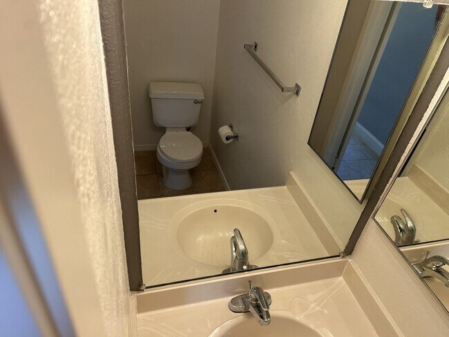 Building Photo - 2 Bedroom, 1.5 Bath 1,080 Square Foot Condo