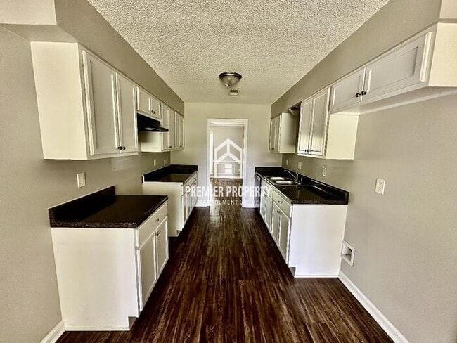 Building Photo - 6667 Amersham Dr