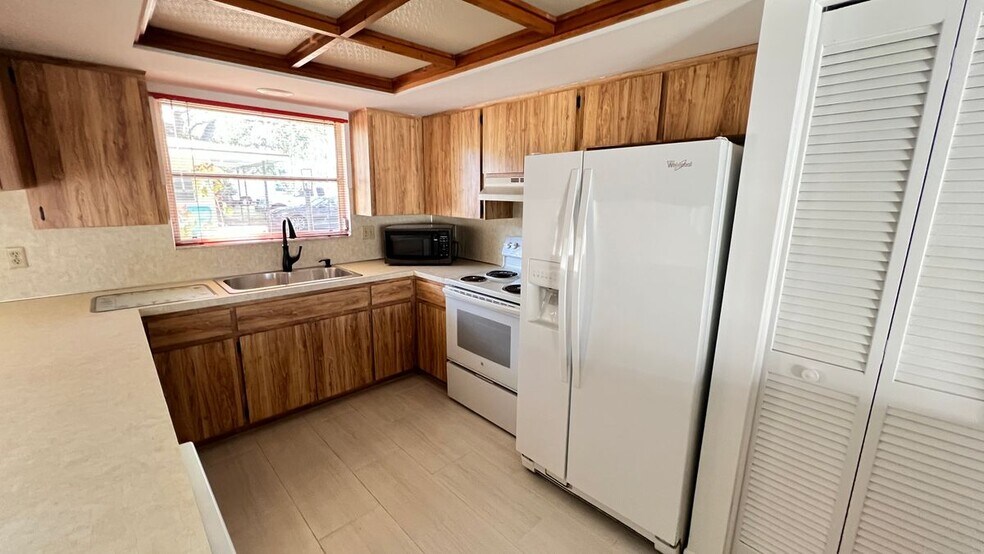 Building Photo - 10548 86th Ave N