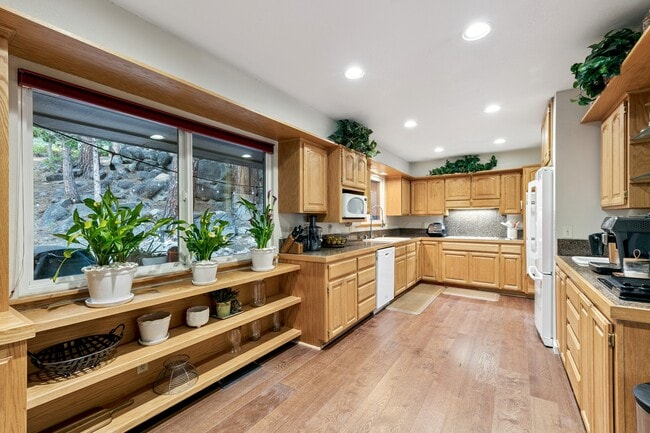 Building Photo - 275 Paiute Dr