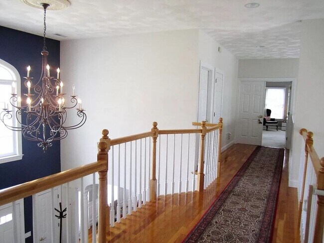 Building Photo - Spectacular 4 bedroom, 4,500 sq ft Single ...