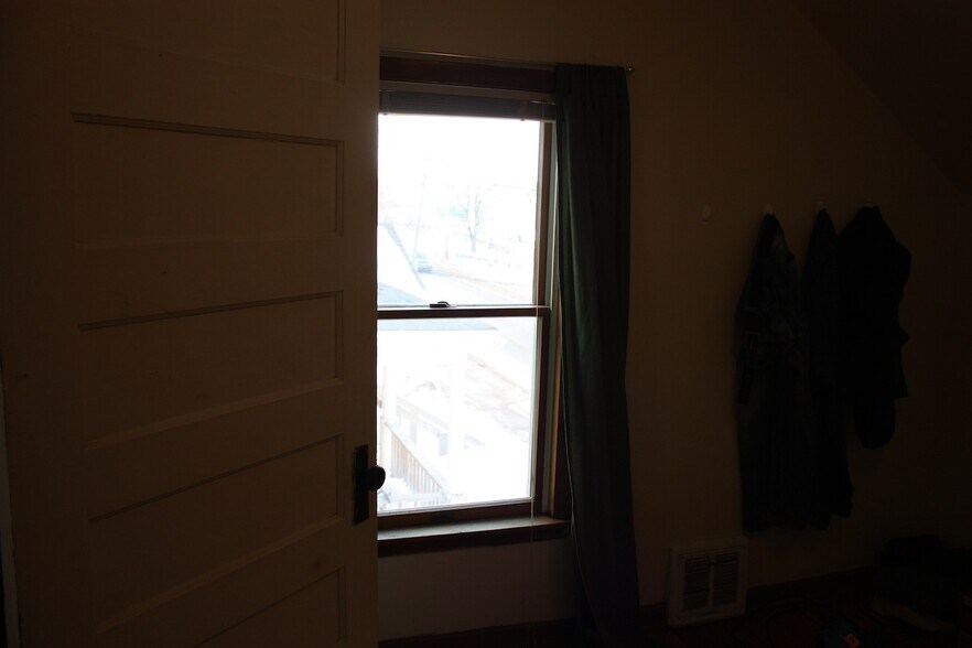 Building Photo - 109 E Montezuma Ave