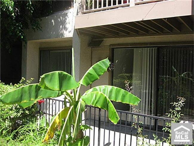 Building Photo - Lower 2 Bedroom condo, gated community