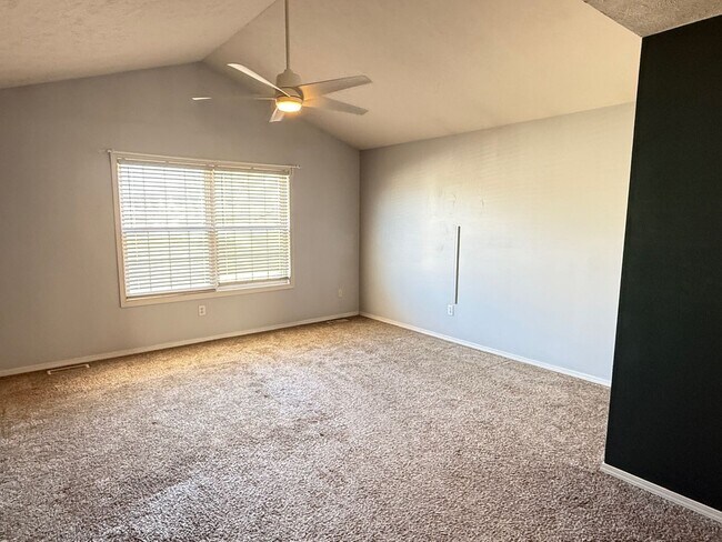 Building Photo - Beautifully decorated 3BR townhouse in Bloomington