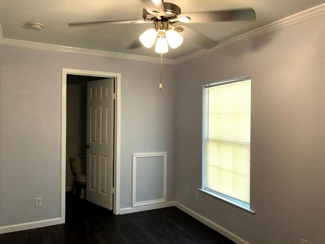 Building Photo - 140 Varsity Dr