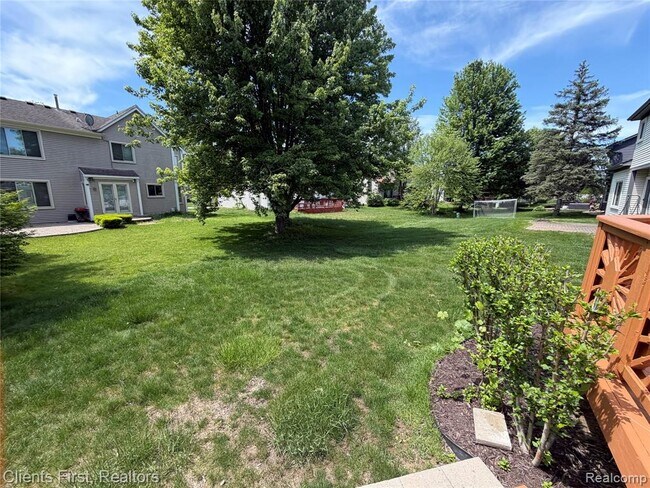Building Photo - 7043 Foxridge Dr