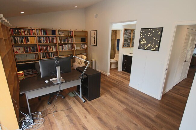 Building Photo - Furnished Recently Renovated Townhome
