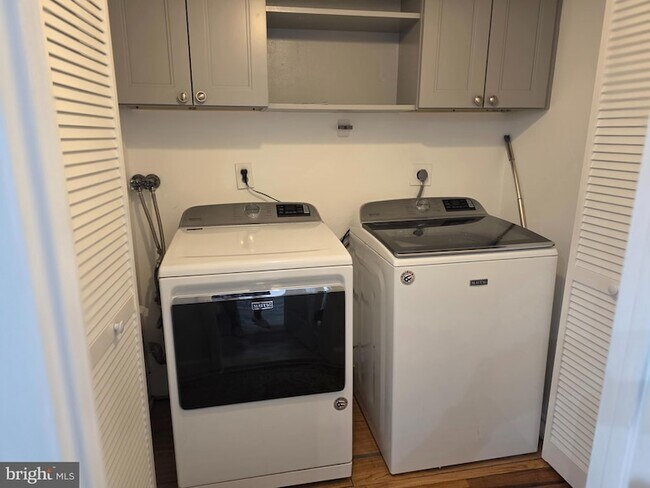 Building Photo - 251 Fir Tree Ct