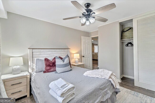 Building Photo - 2480 Powers Ferry Dr SE