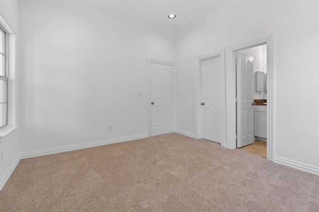 Building Photo - 404 Mesa Dr