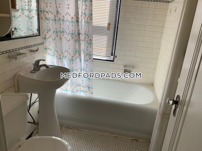 Building Photo - 63 Fellsway W