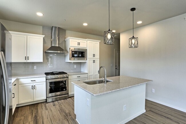 Building Photo - 4768 Champlain Dr