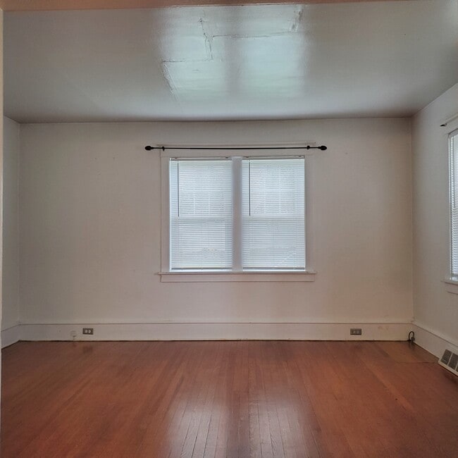 Building Photo - 100 Mary St