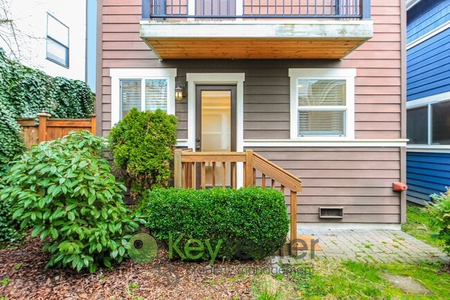 Building Photo - Modern Comfort Meets Urban Living in Seattle