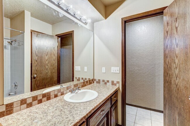 Building Photo - 3 bed 2 bath home in Edmond