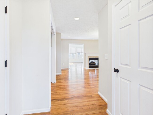 Building Photo - Bright & Spacious 4-Bedroom Home Located i...