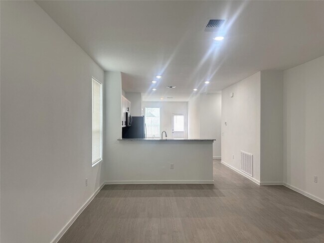 Building Photo - 519 Louis Ln