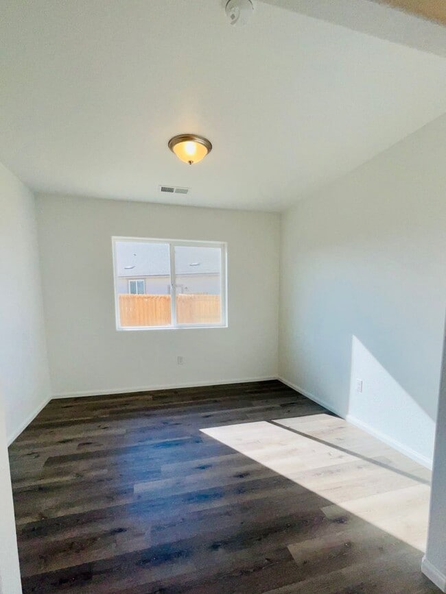 Building Photo - Charming Newer 3 bedroom House