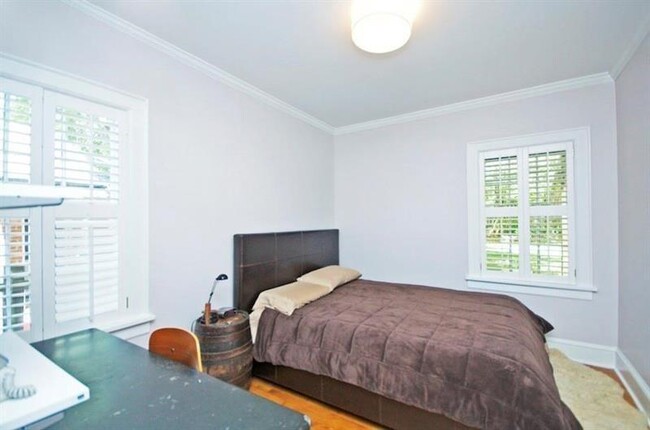 Building Photo - 412 Hilldale Dr