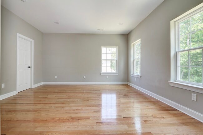 Building Photo - 438A Redwood Ave
