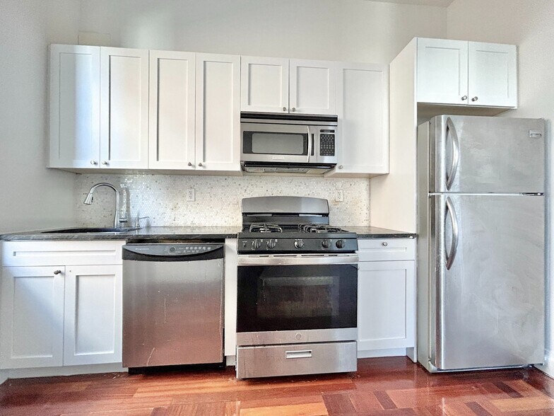 Building Photo - 607 W 137th St