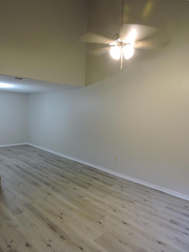 Building Photo - 813 Valley Rd
