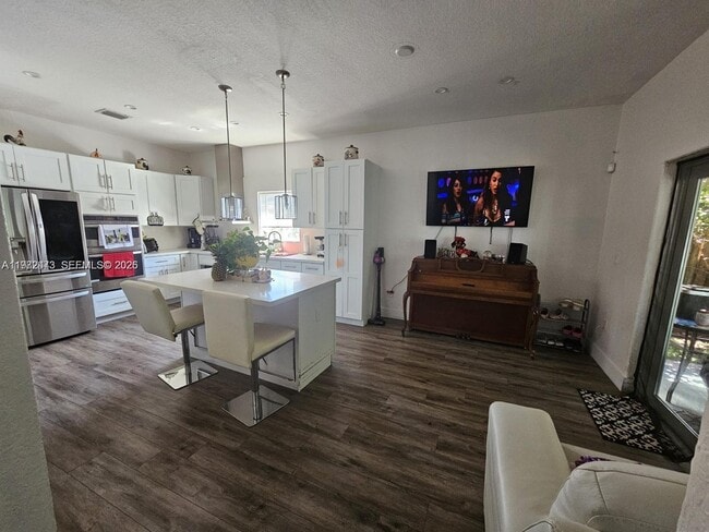 Building Photo - 718 SE 12th Ter