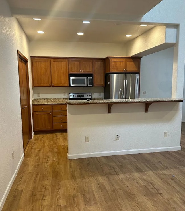 Building Photo - East Medford 2 bedroom 1.5 bathroom 2 story townhome