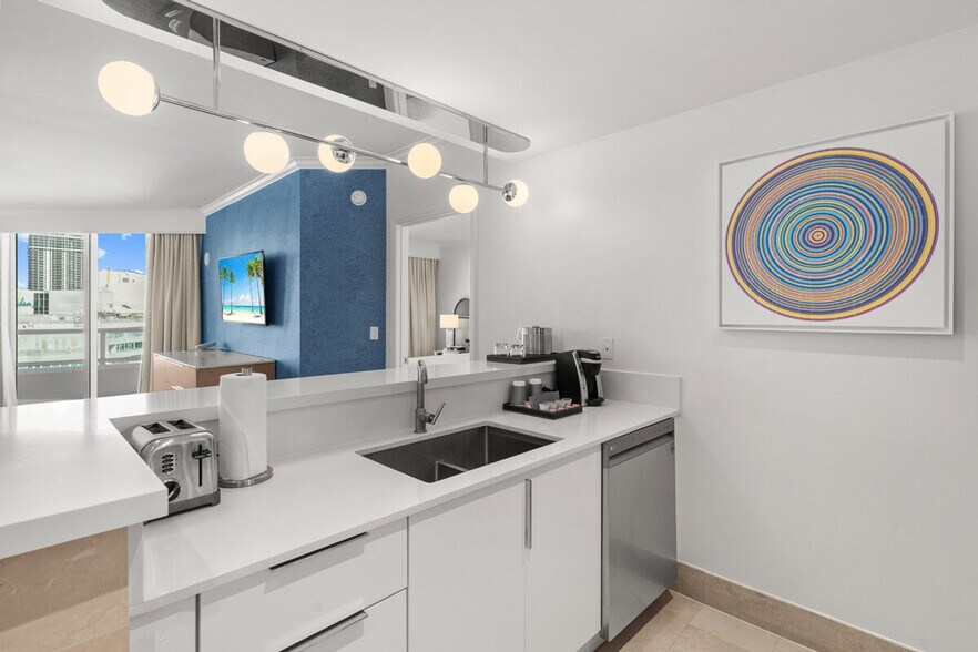 Building Photo - 4441 Collins Ave