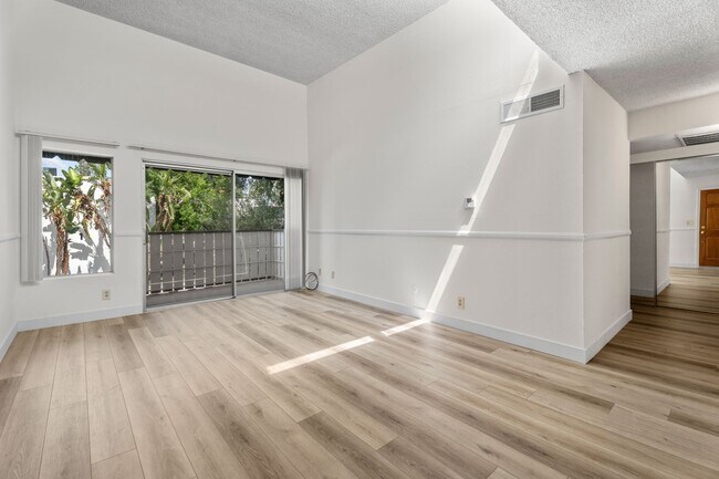 Building Photo - Top-Floor 1-Bedroom Condo with Vaulted Cei...