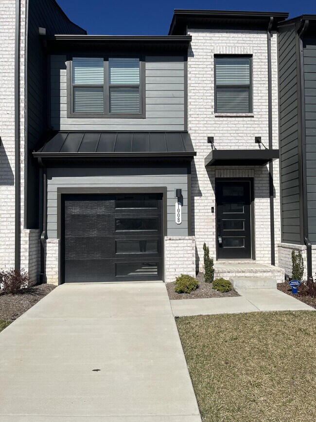 Building Photo - "Charming 3-Bedroom Townhouse with 2.5 Baths on Riverbrook Drive – Your Perfect Gallatin Retreat!"