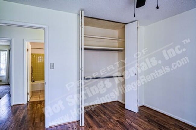 Building Photo - Two-Level Townhome in DeSoto Courts