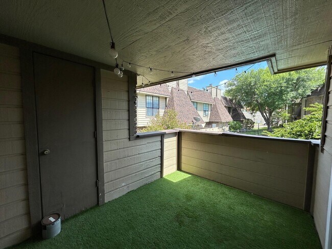 Building Photo - 200 Martingale