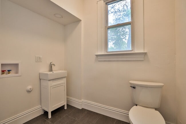Building Photo - Newly Renovated Single Family Home