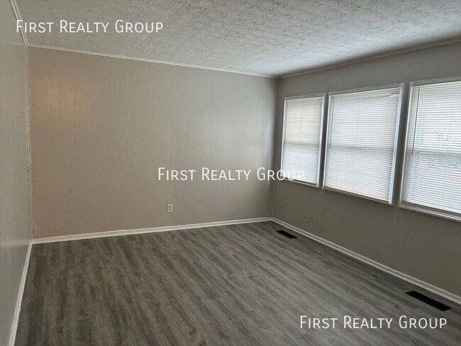 Building Photo - 4572 Gardendale Ave