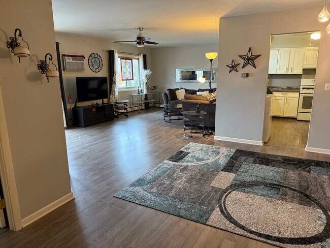 Building Photo - 5725 Holmes Ave