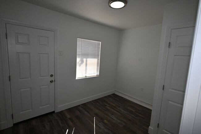 Building Photo - 1007 C St