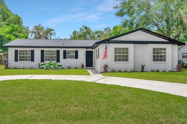Building Photo - Remodeled Pool Home in the Heart of Brandon, FL