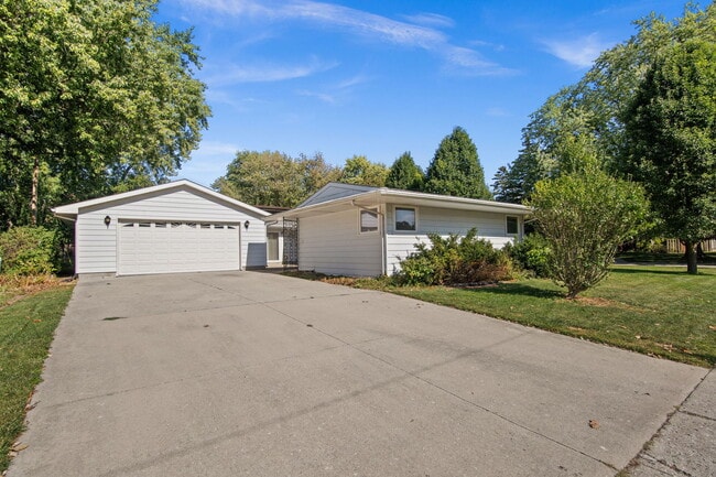 Building Photo - 431 Parkside Dr