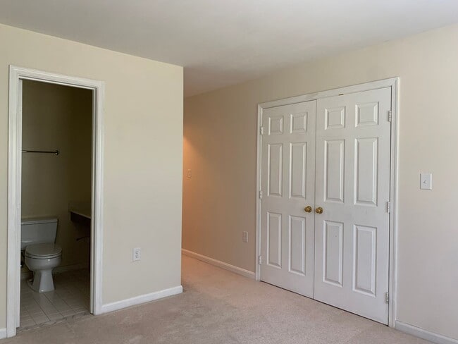 Building Photo - Spacious and Private Condo in The Oaks at Washingtonian Woods
