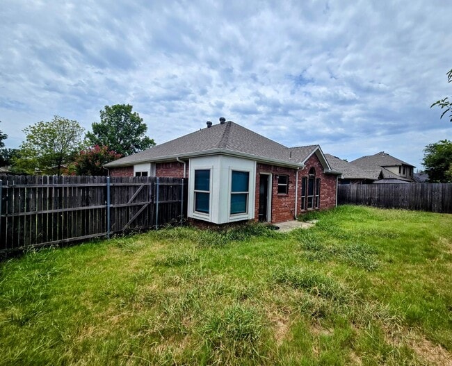 Building Photo - 2113 Woodhaven Dr