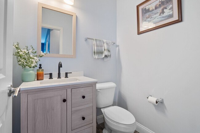 Building Photo - Stunning 4-bedroom, 2.5-bathroom rental of...