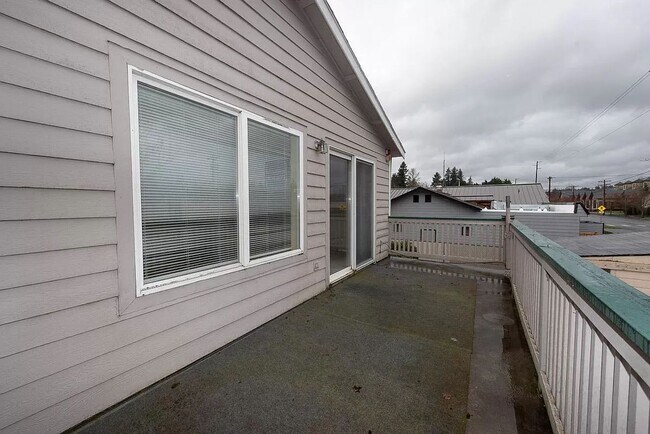 Building Photo - 218